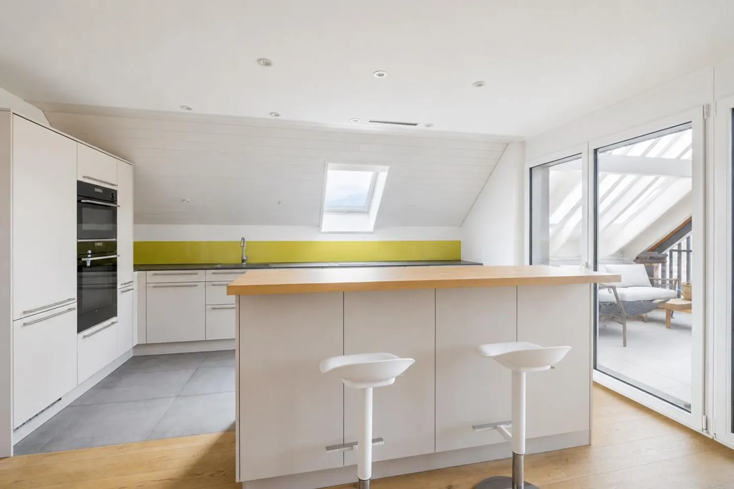 Forch : appartement en duplex de haute qualité avec charme de maison de campagne - Photo 2 sur 7
