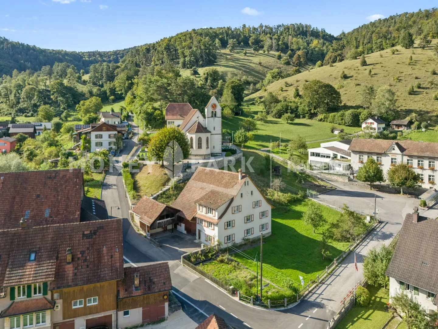 Casa bifamiliare caratteristica con edificio economico e posizione idilliaca - Foto 1 di 12