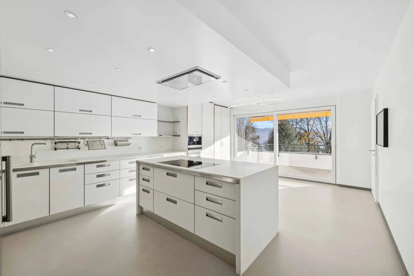 Extraordinary penthouse with breathtaking lake view - Photo 4 of 11
