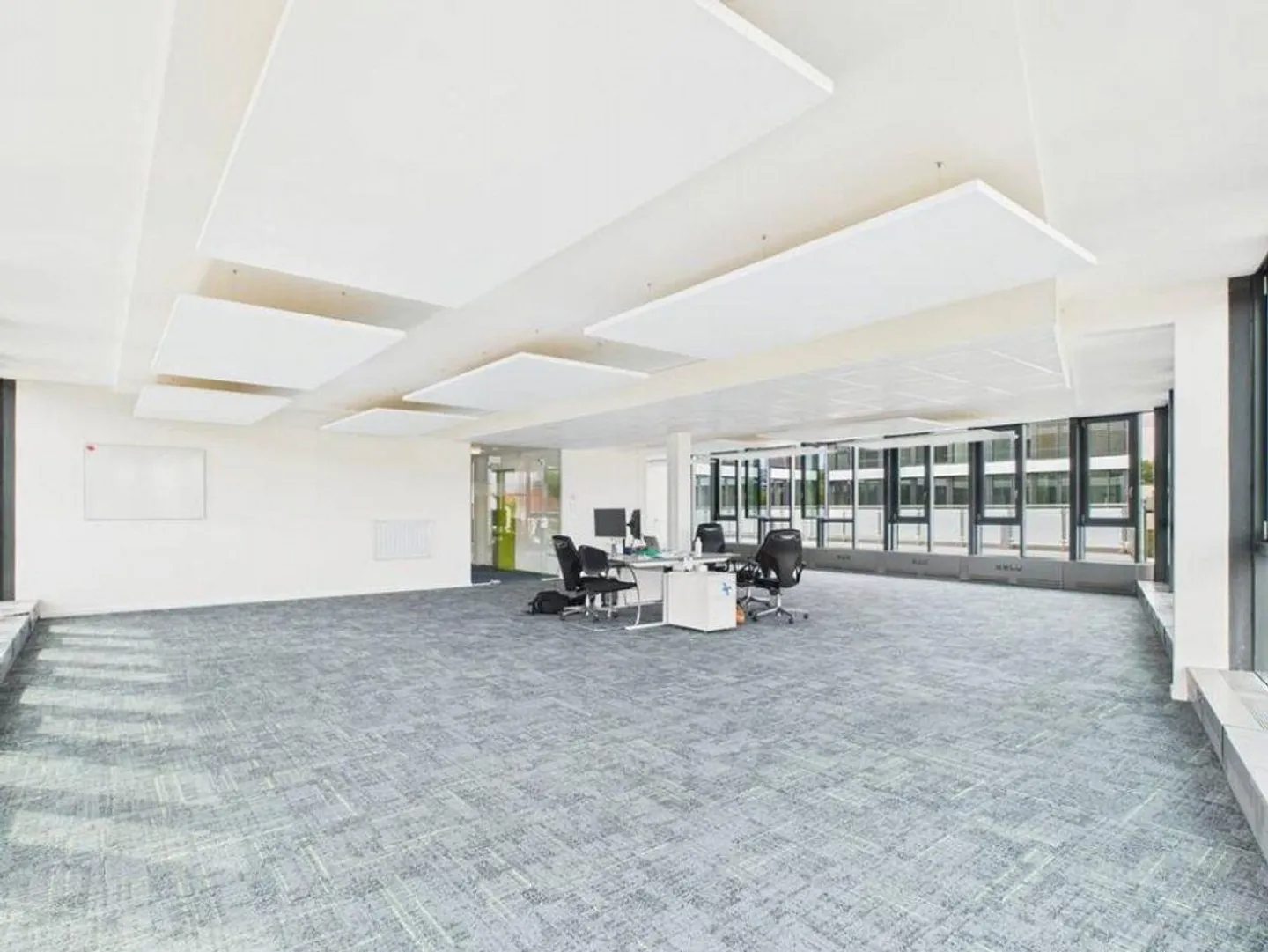 Bureau représentatif avec 9 pièces et beaucoup de lumière du jour - Photo 2 sur 10