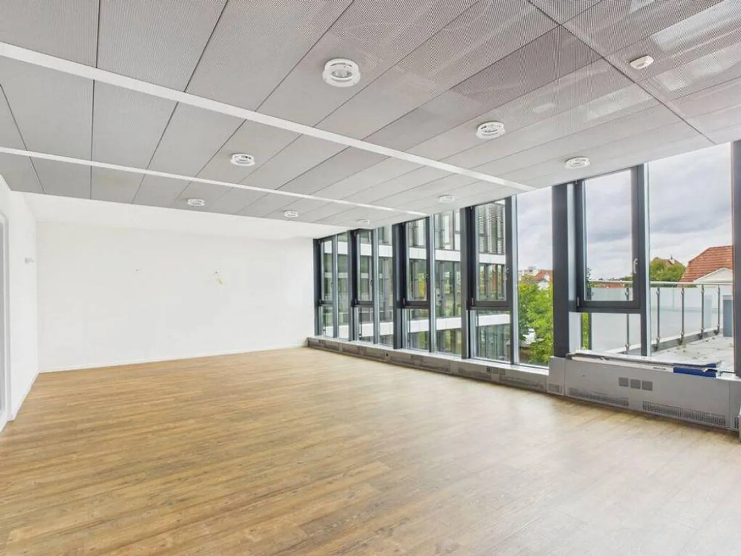 Bureau représentatif avec 9 pièces et beaucoup de lumière du jour - Photo 5 sur 10