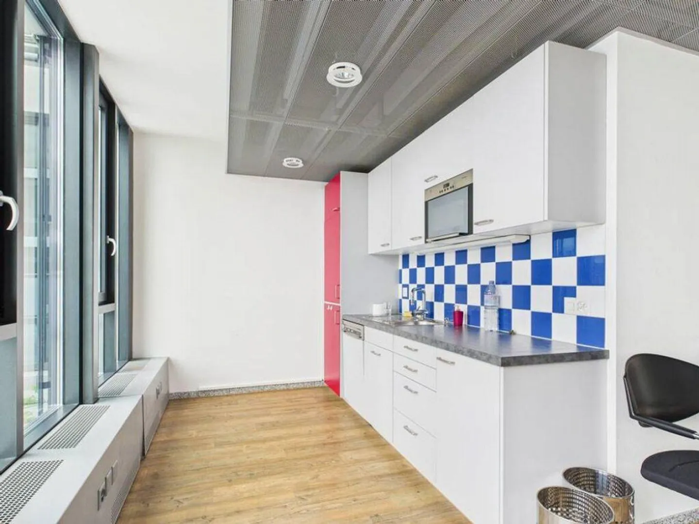 Bureau représentatif avec 9 pièces et beaucoup de lumière du jour - Photo 6 sur 10