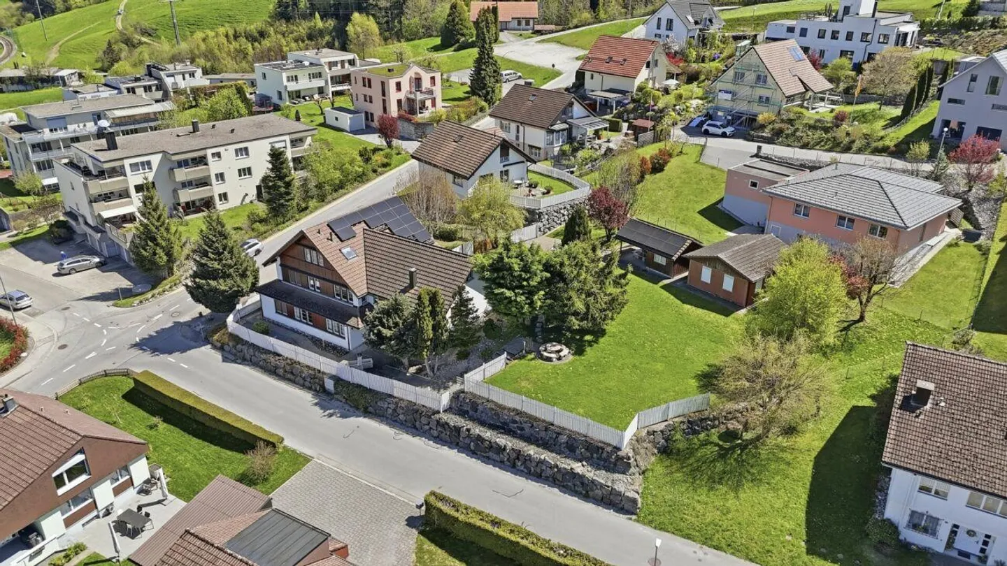 Paradise familial indépendant avec appartement, vue dégagée et offre d'espace polyvalent - Photo 2 sur 30