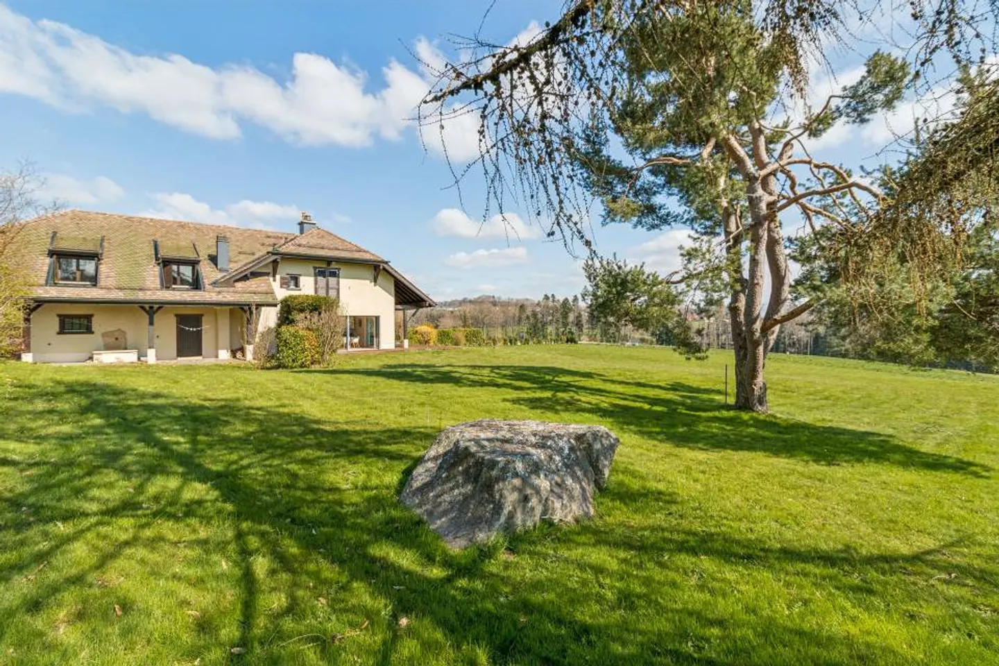 7-room House - Photo 1 of 12