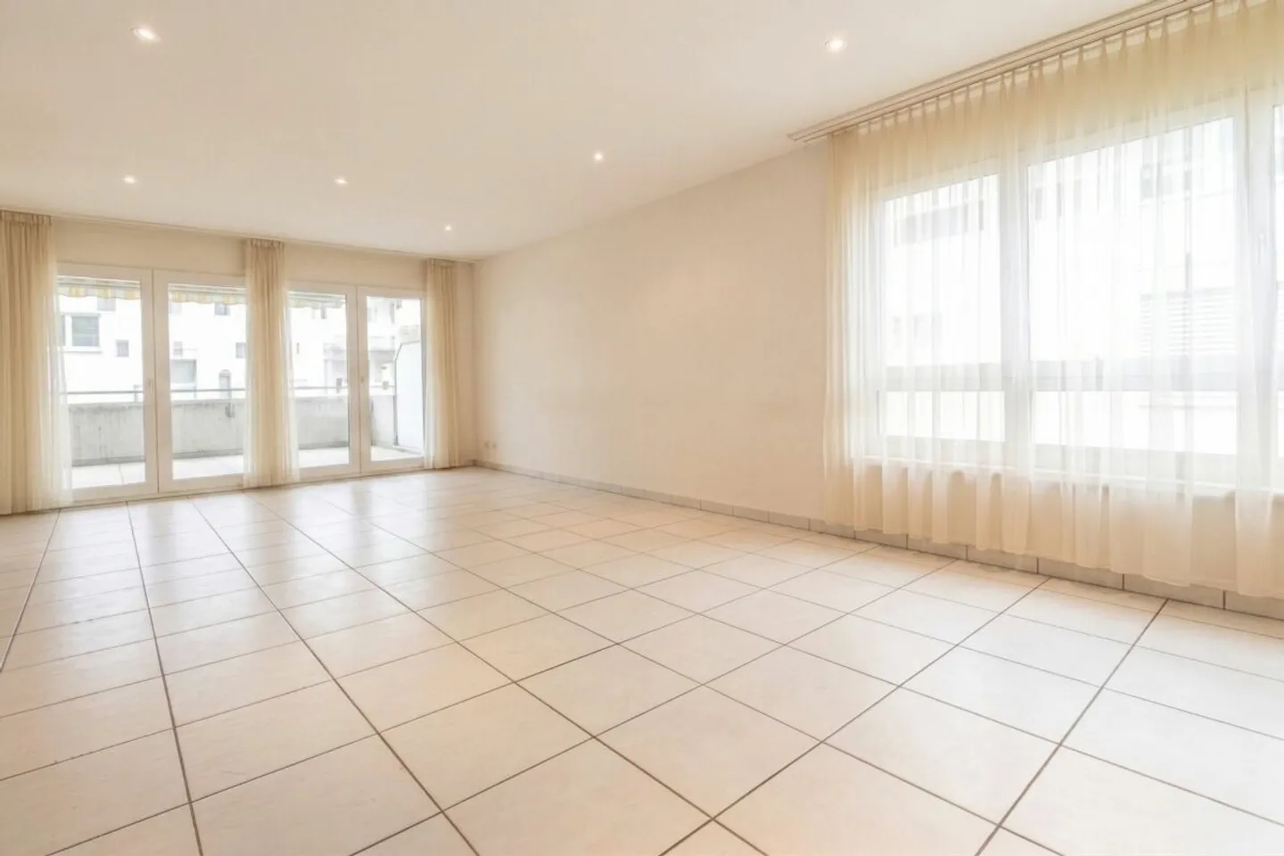 Appartamento di 4,5 stanze con due posti auto in garage sotterraneo e un laboratorio privato - Foto 2 di 17