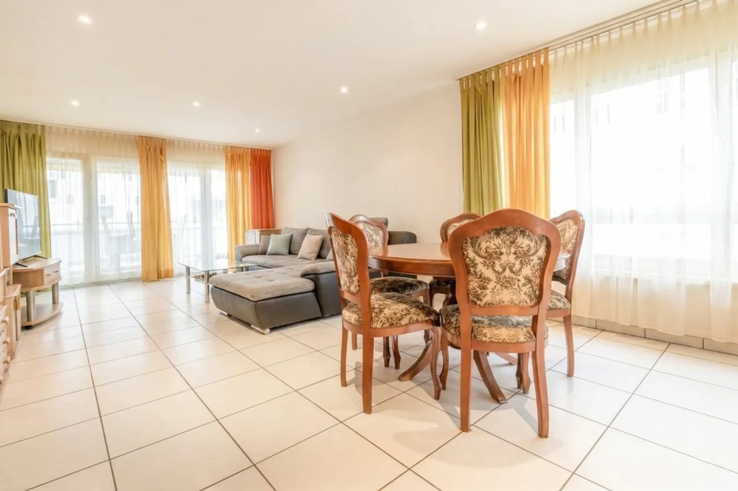 Appartamento di 4,5 stanze con due posti auto in garage sotterraneo e un laboratorio privato - Foto 3 di 17