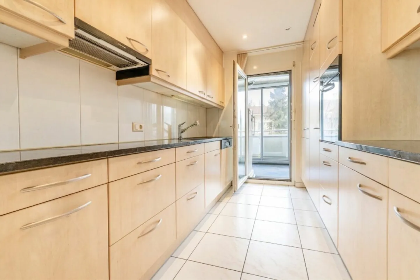 Appartamento di 4,5 stanze con due posti auto in garage sotterraneo e un laboratorio privato - Foto 5 di 17