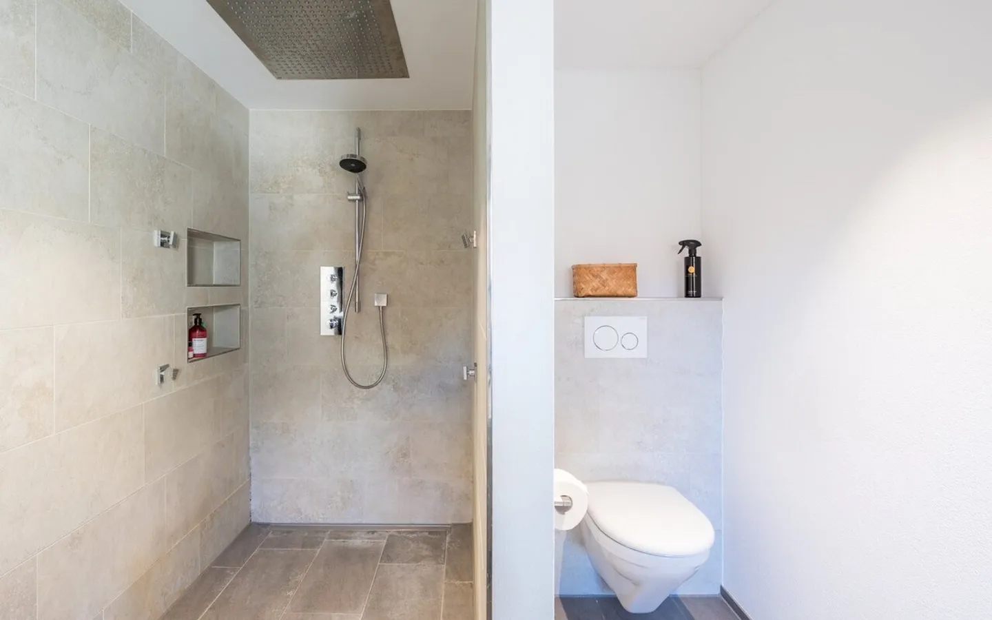 Wunderschön renovierte Wohnung im grossen Stil! - Foto 11 di 13