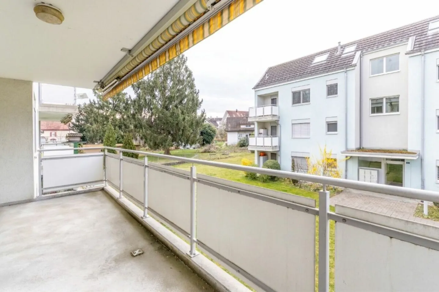 Appartamento di 4,5 stanze con due posti auto in garage sotterraneo e un laboratorio privato - Foto 11 di 17