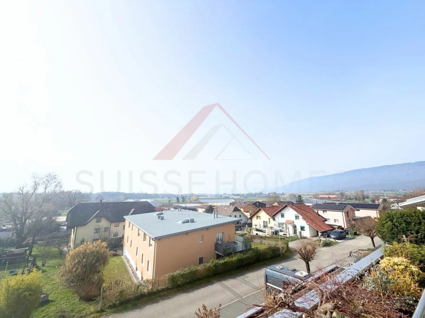 Appartement moderne de 4,5 pièces avec 165 m² de surface habitable et environ 100 m² de terrasse ensoleillée à Gampelen - Photo 1 sur 10