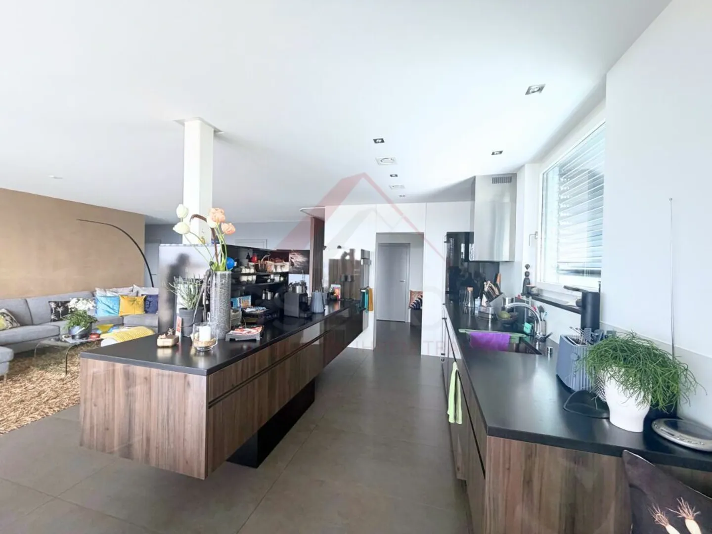 Appartement moderne de 4,5 pièces avec 165 m² de surface habitable et environ 100 m² de terrasse ensoleillée à Gampelen - Photo 7 sur 10