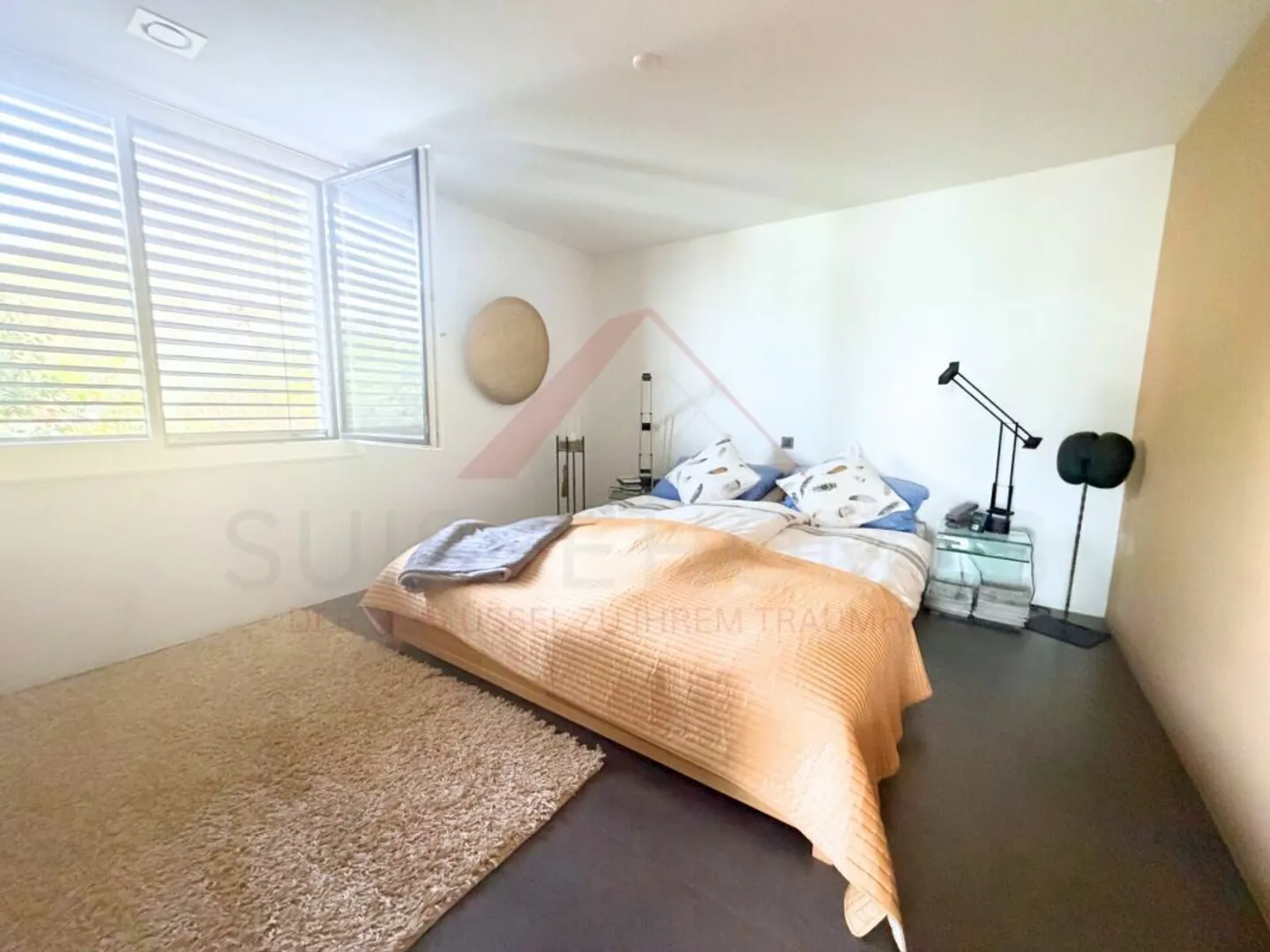 Appartement moderne de 4,5 pièces avec 165 m² de surface habitable et environ 100 m² de terrasse ensoleillée à Gampelen - Photo 8 sur 10