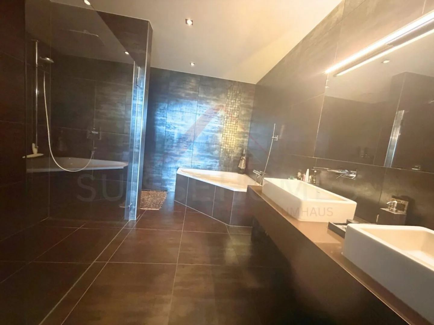 Appartement moderne de 4,5 pièces avec 165 m² de surface habitable et environ 100 m² de terrasse ensoleillée à Gampelen - Photo 9 sur 10