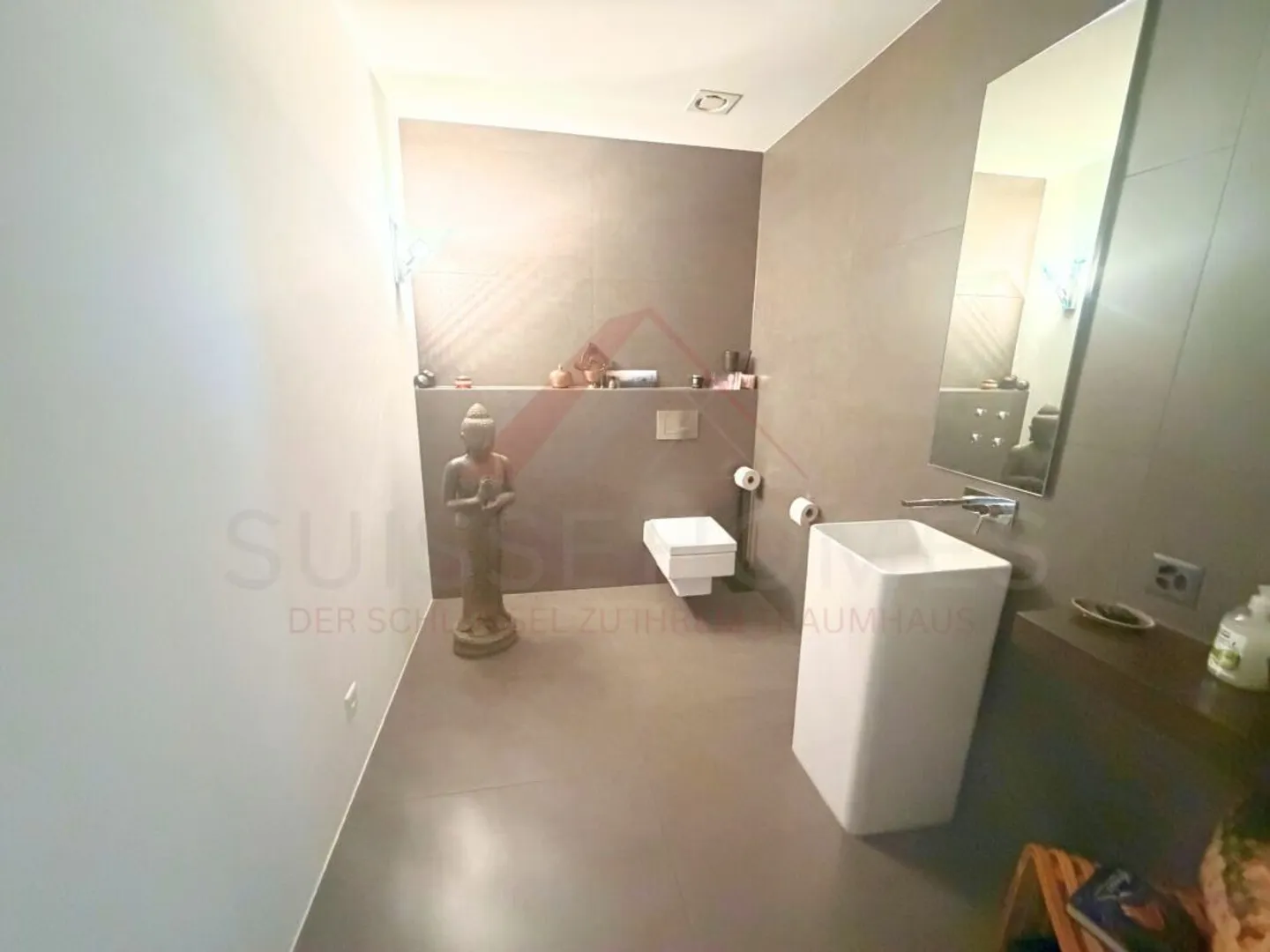 Appartement moderne de 4,5 pièces avec 165 m² de surface habitable et environ 100 m² de terrasse ensoleillée à Gampelen - Photo 10 sur 10