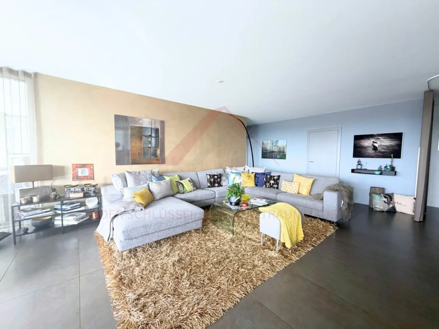 Appartement moderne de 4,5 pièces avec 165 m² de surface habitable et environ 100 m² de terrasse ensoleillée à Gampelen - Photo 2 sur 10