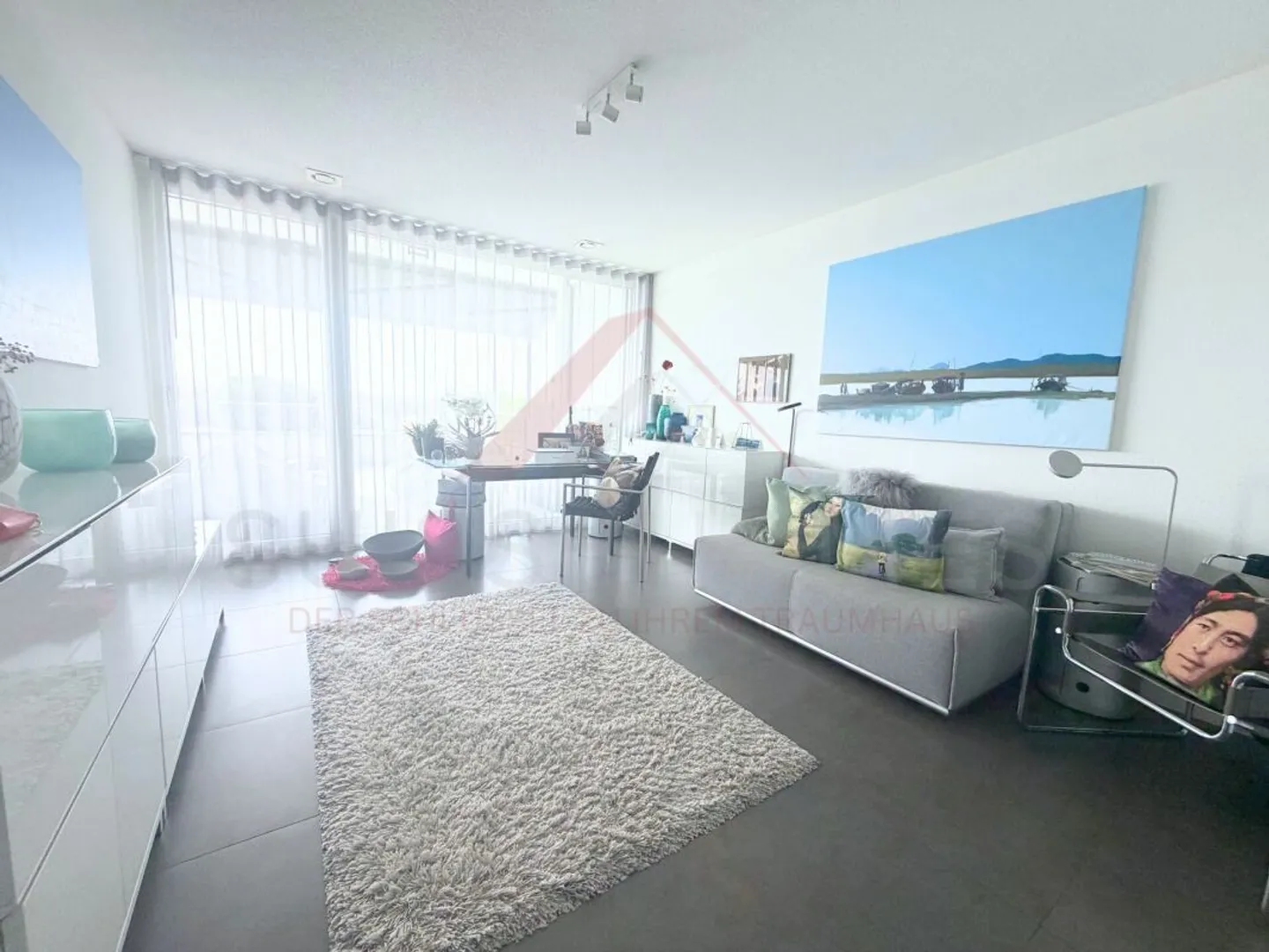 Appartement moderne de 4,5 pièces avec 165 m² de surface habitable et environ 100 m² de terrasse ensoleillée à Gampelen - Photo 3 sur 10