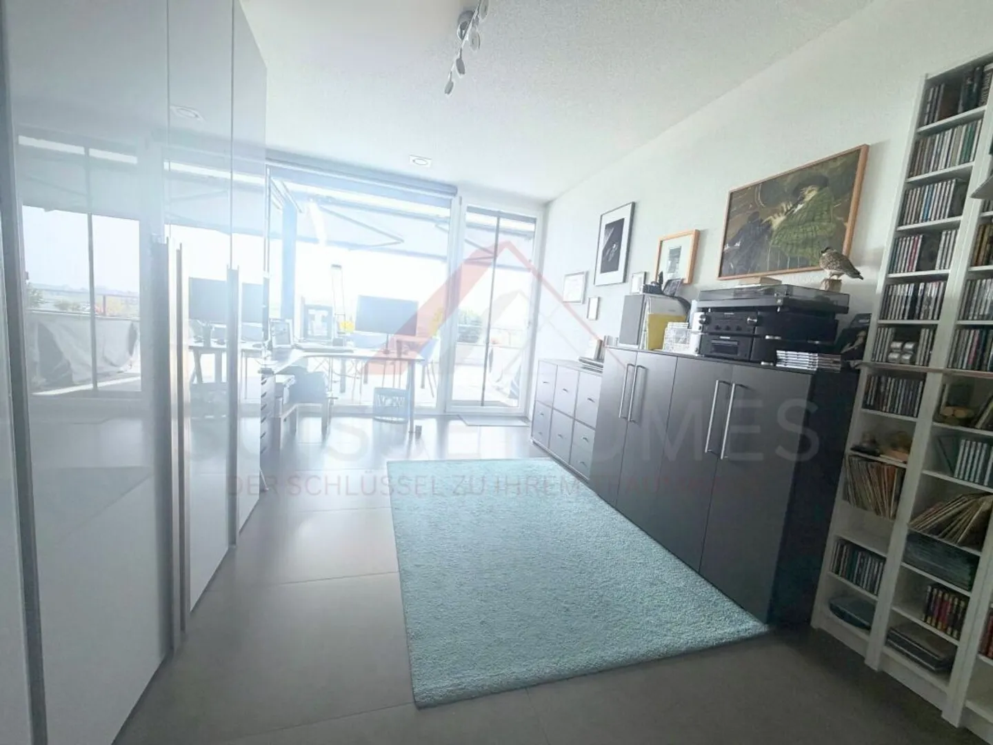 Appartement moderne de 4,5 pièces avec 165 m² de surface habitable et environ 100 m² de terrasse ensoleillée à Gampelen - Photo 4 sur 10