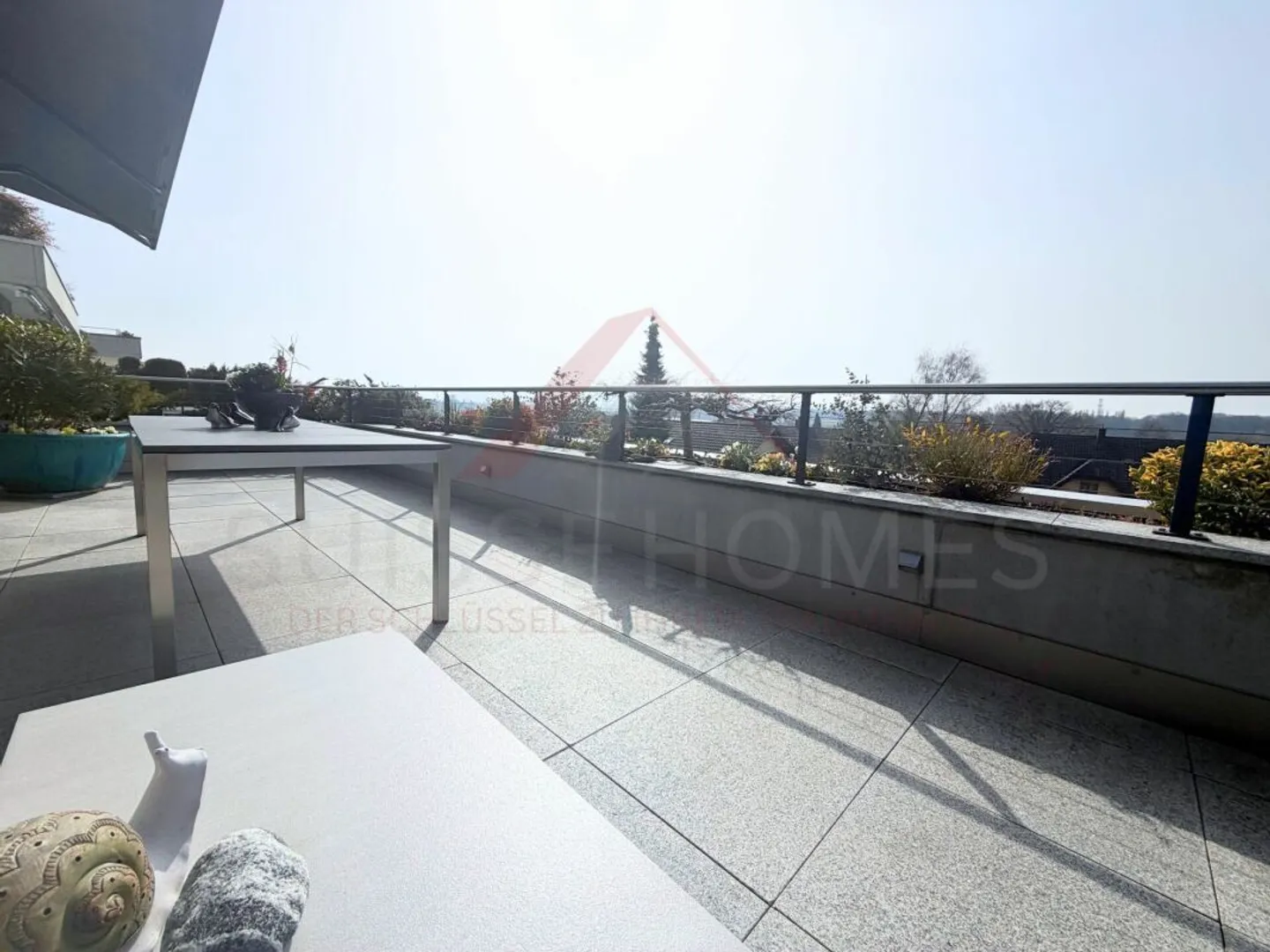 Appartement moderne de 4,5 pièces avec 165 m² de surface habitable et environ 100 m² de terrasse ensoleillée à Gampelen - Photo 5 sur 10