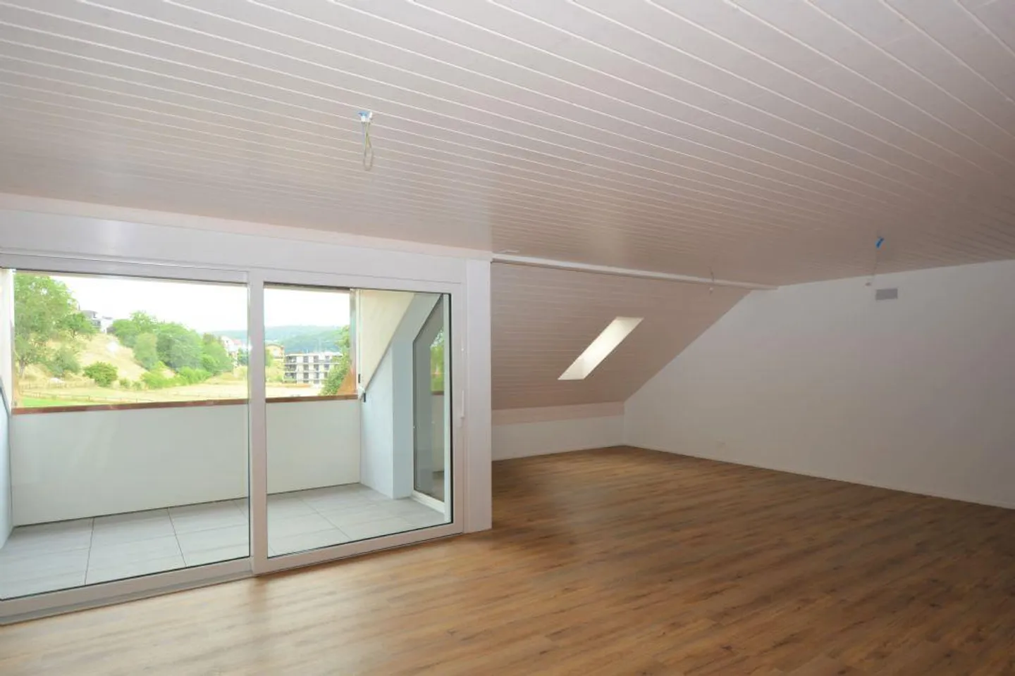 APPARTEMENT SOUS LES TOITS AVEC CHARME ET AMBIANCE | VIVRE RURALEMENT - Photo 2 sur 9