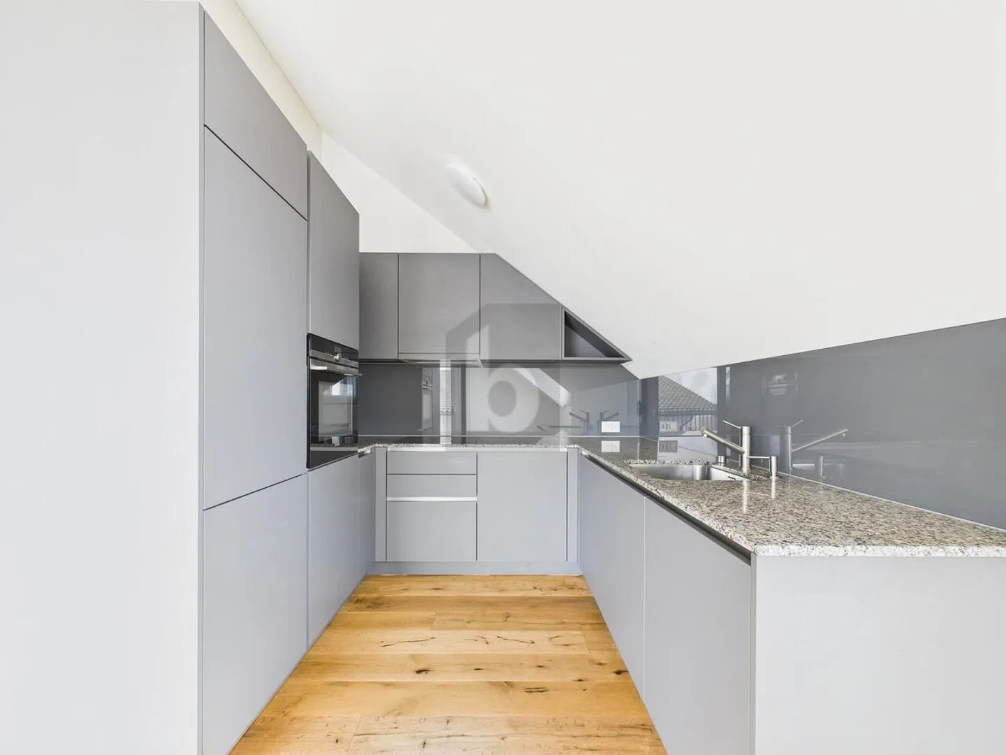 TOP MODERN IN OWNERSHIP QUALITY - Photo 2 of 6