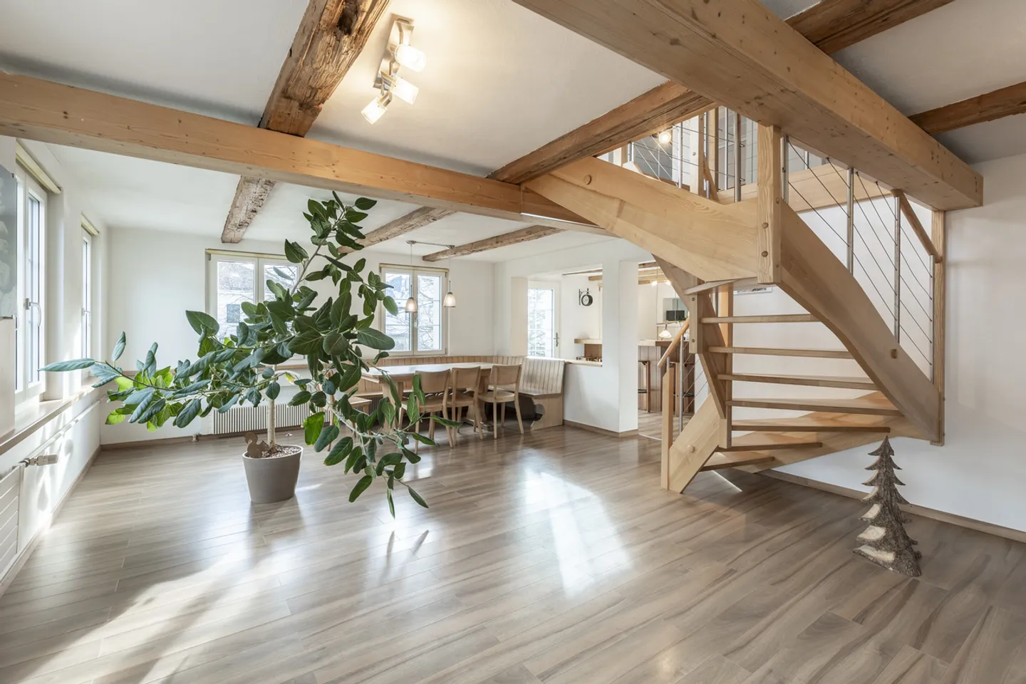 Proprietà versatile con ampio spazio abitativo e utilizzabile - Foto 2 di 7