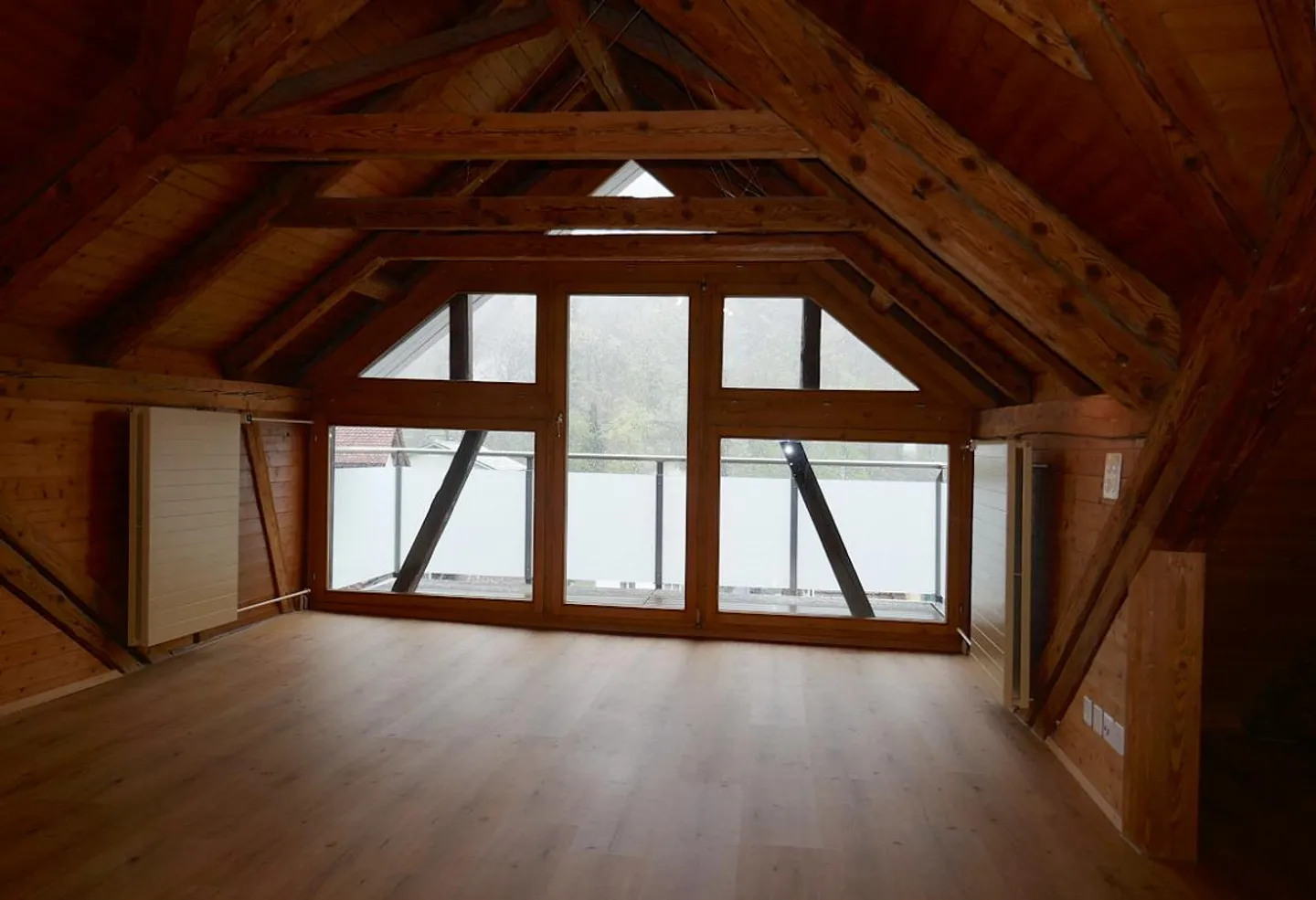 Appartement sous les combles de 3,5 pièces avec poutres apparentes - Photo 1 sur 7