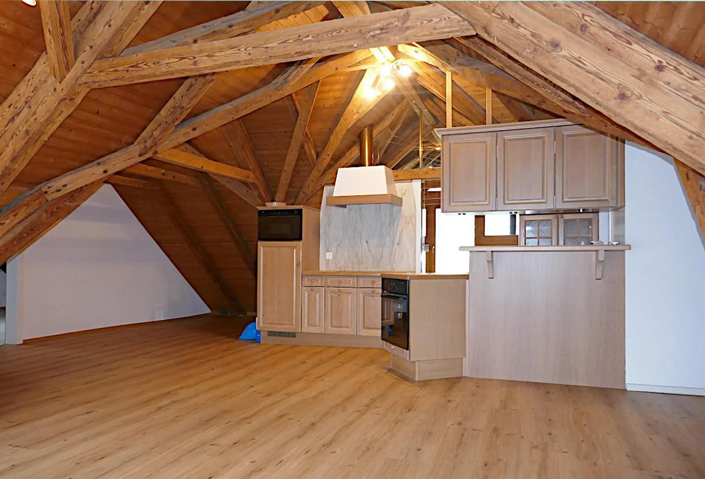 Appartement sous les combles de 3,5 pièces avec poutres apparentes - Photo 2 sur 7