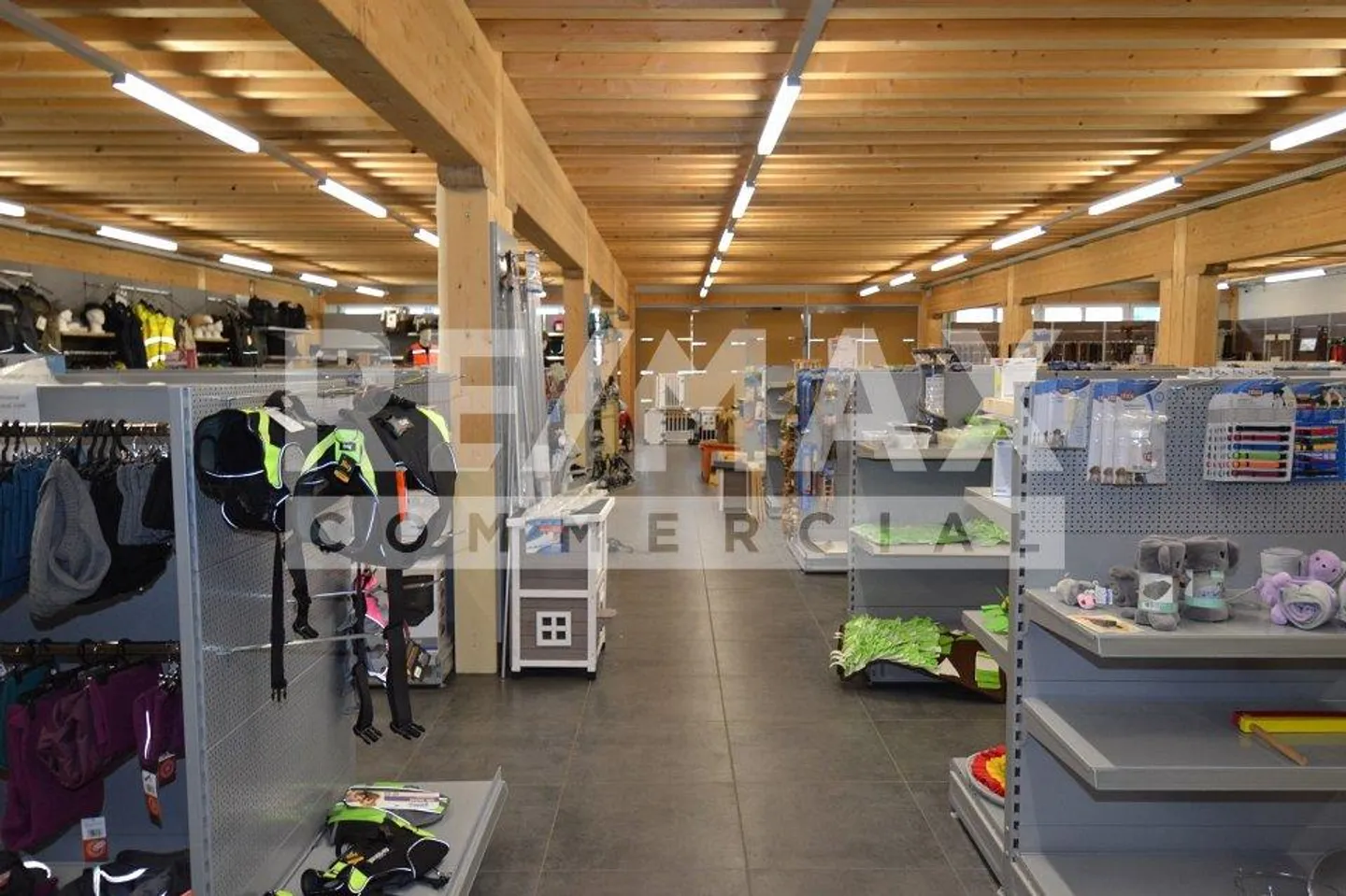 3 255 m2 surface parfaite pour vos activités commerciales ! - Photo 2 sur 13