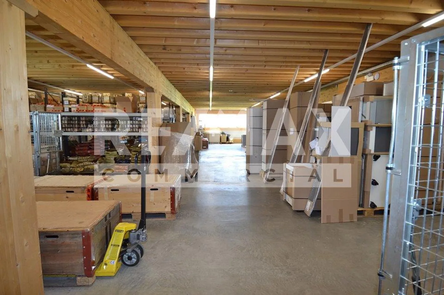 3 255 m2 surface parfaite pour vos activités commerciales ! - Photo 3 sur 13