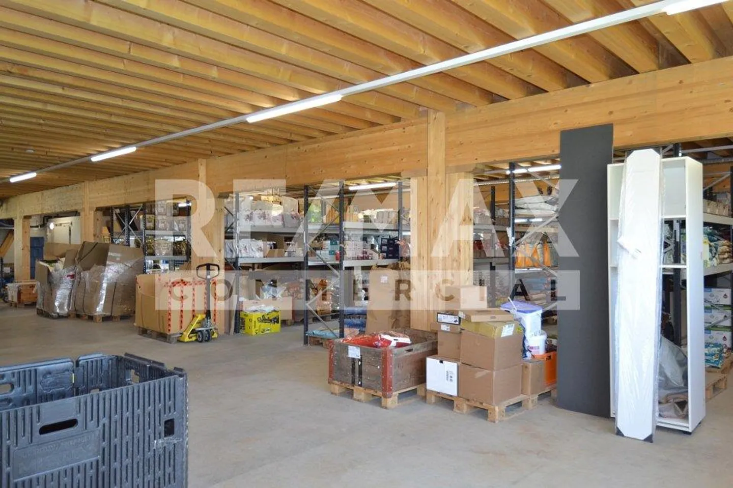 3 255 m2 surface parfaite pour vos activités commerciales ! - Photo 4 sur 13