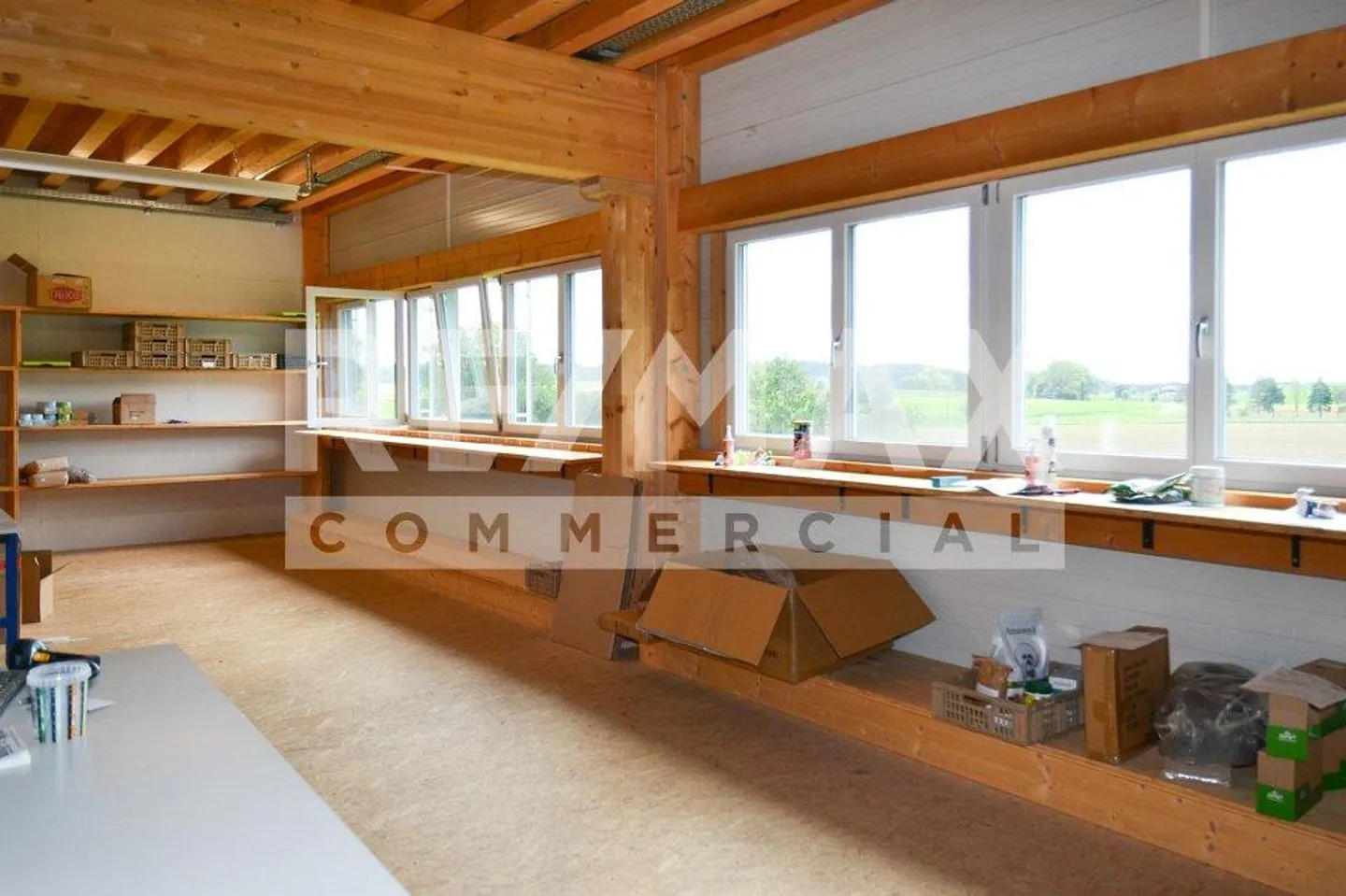 3 255 m2 surface parfaite pour vos activités commerciales ! - Photo 9 sur 13