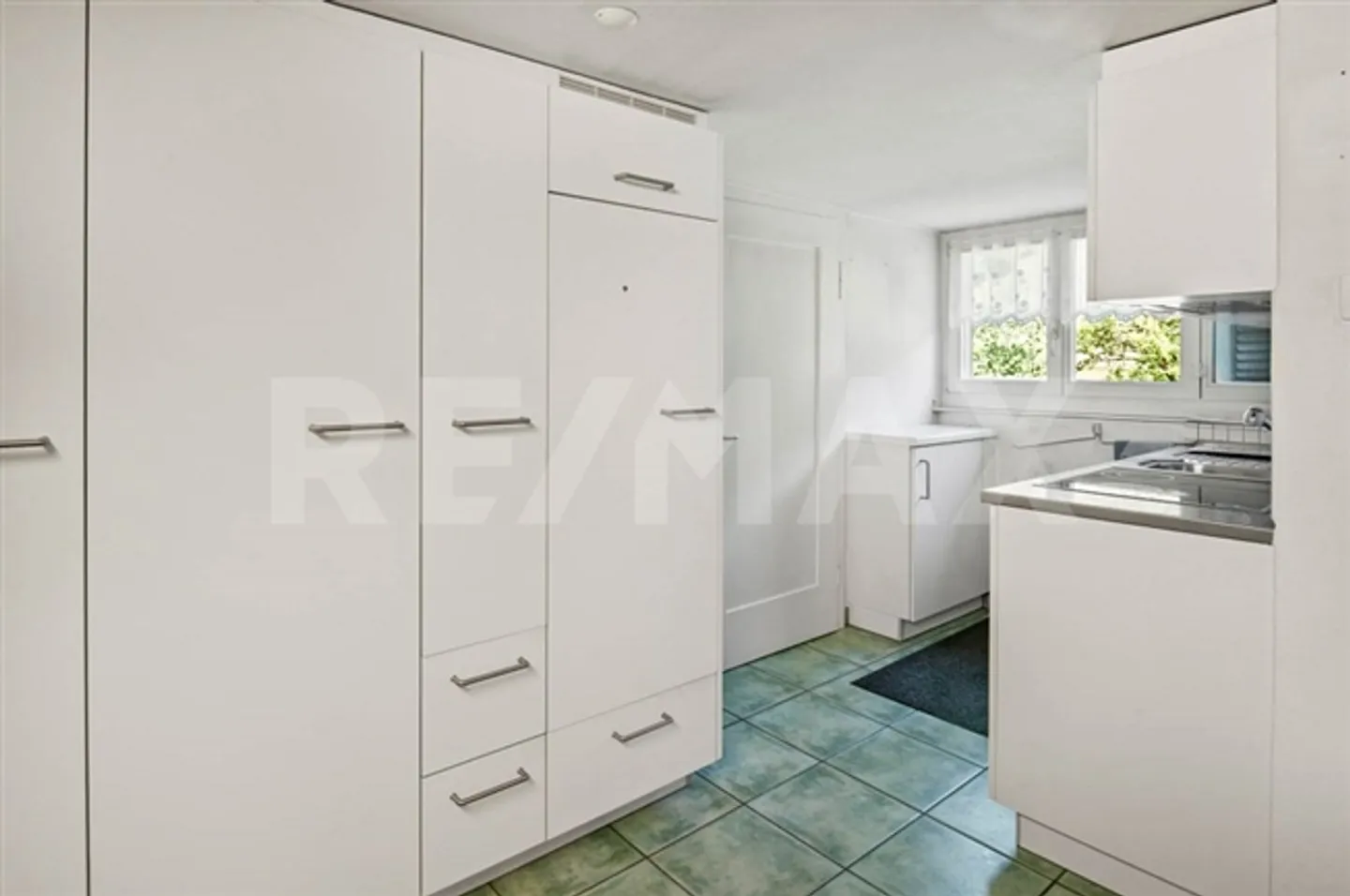 Well-maintained duplex house with building plot - Photo 7 of 13