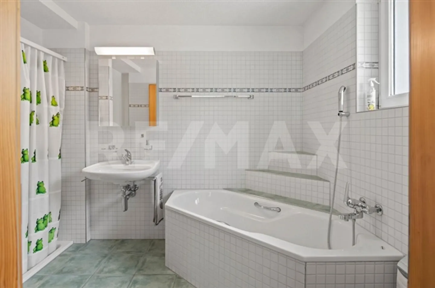 Well-maintained duplex house with building plot - Photo 9 of 13