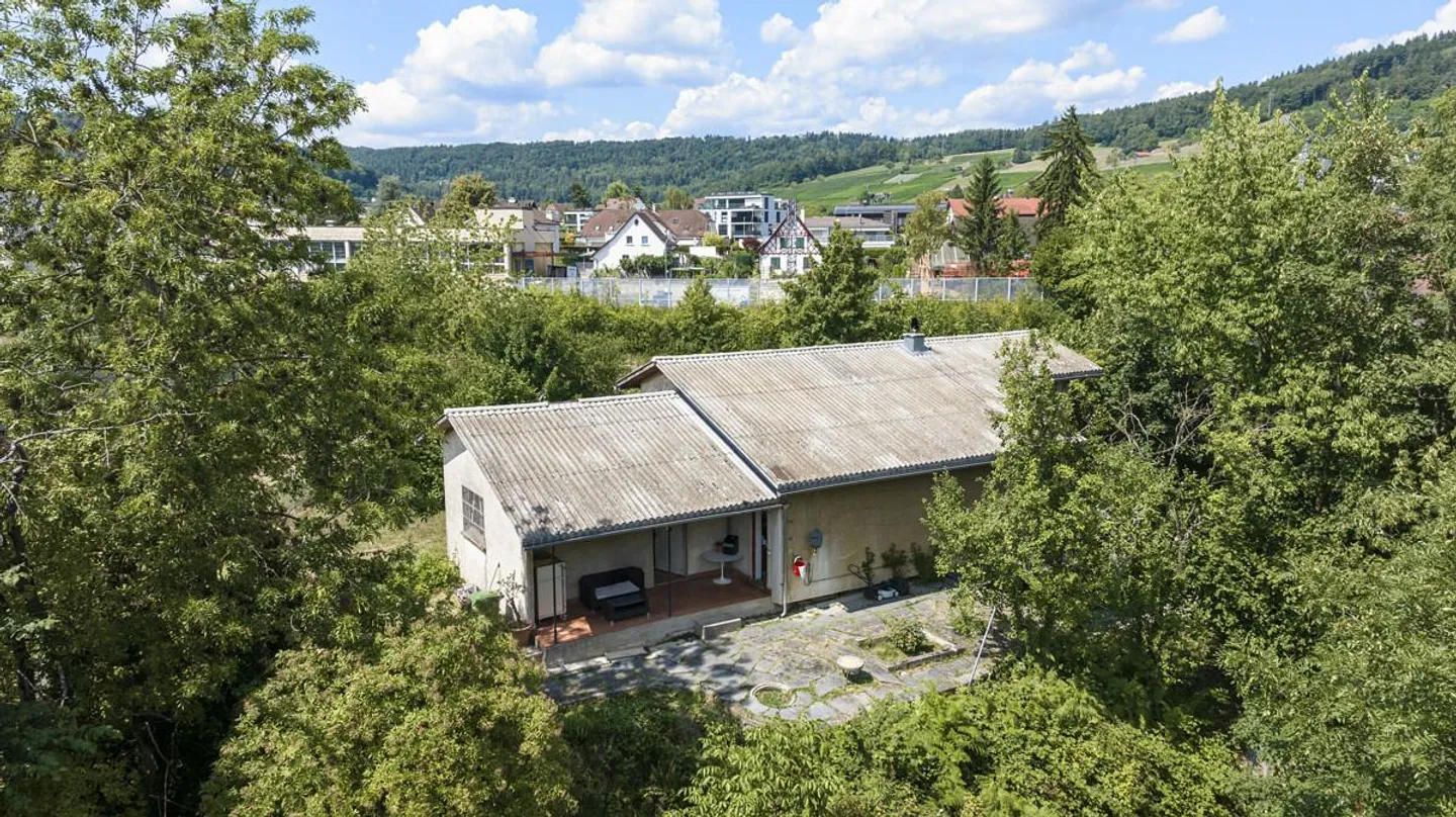 Unterengstringen: Listed Residential and Studio House in the Green - Photo 1 of 6