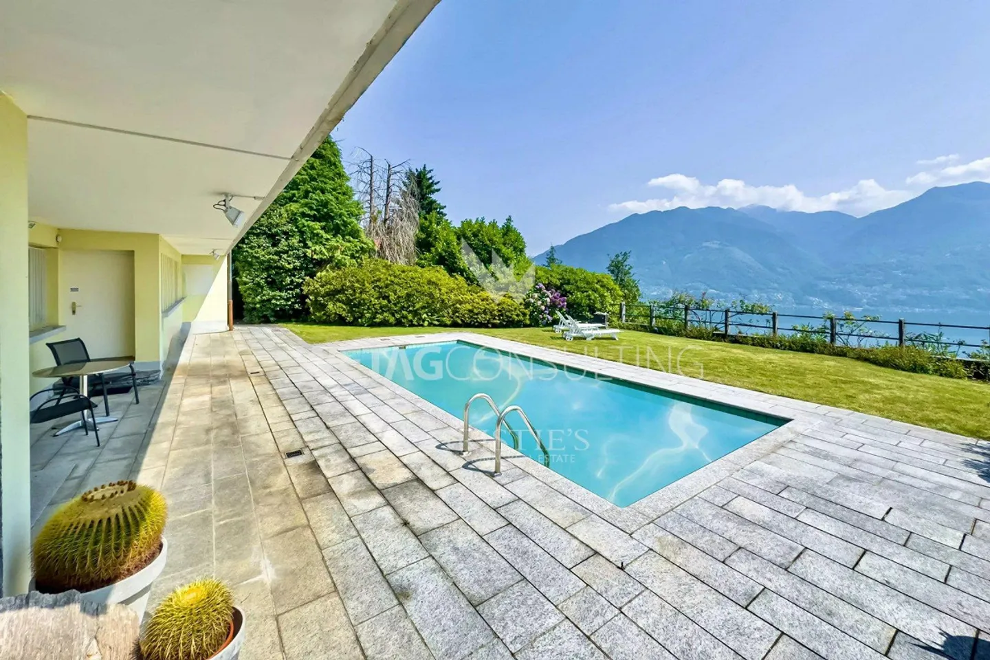 Minusio: Villa elegante con vista panoramica sul lago, piscina esterna &... - Foto 10 di 13