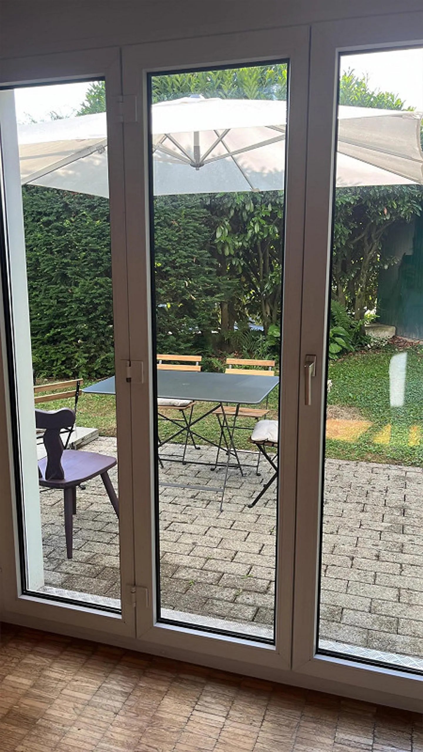 Appartement de jardin 3½ pièces incluant une place de parking de 116 m², jardin privé et deux espaces de sièges - Photo 2 sur 13