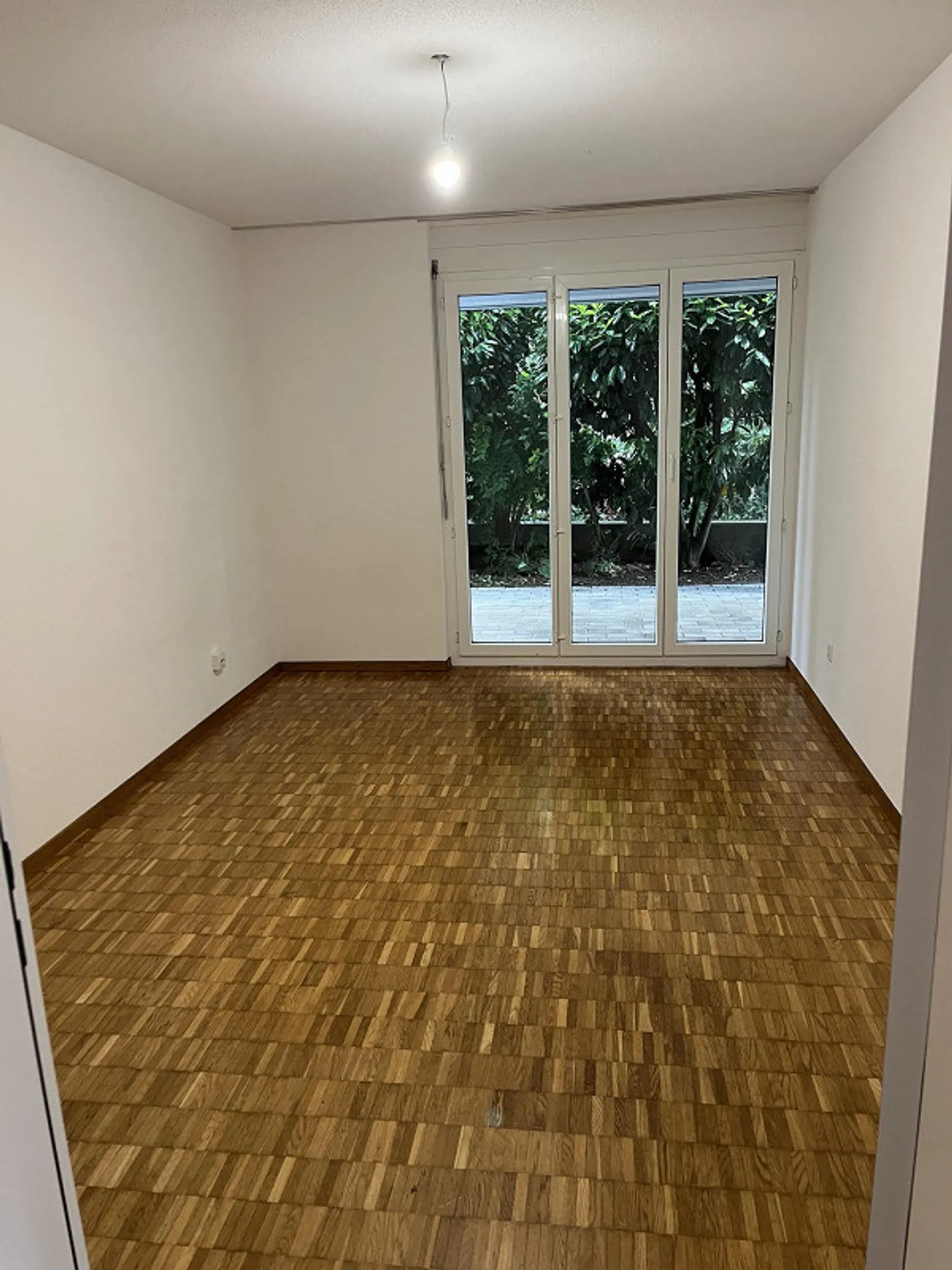 Appartement de jardin 3½ pièces incluant une place de parking de 116 m², jardin privé et deux espaces de sièges - Photo 5 sur 13