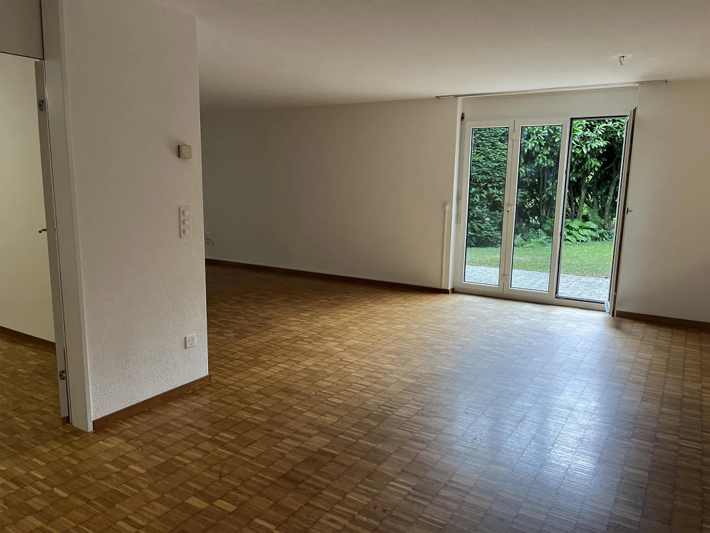 Appartement de jardin 3½ pièces incluant une place de parking de 116 m², jardin privé et deux espaces de sièges - Photo 6 sur 13