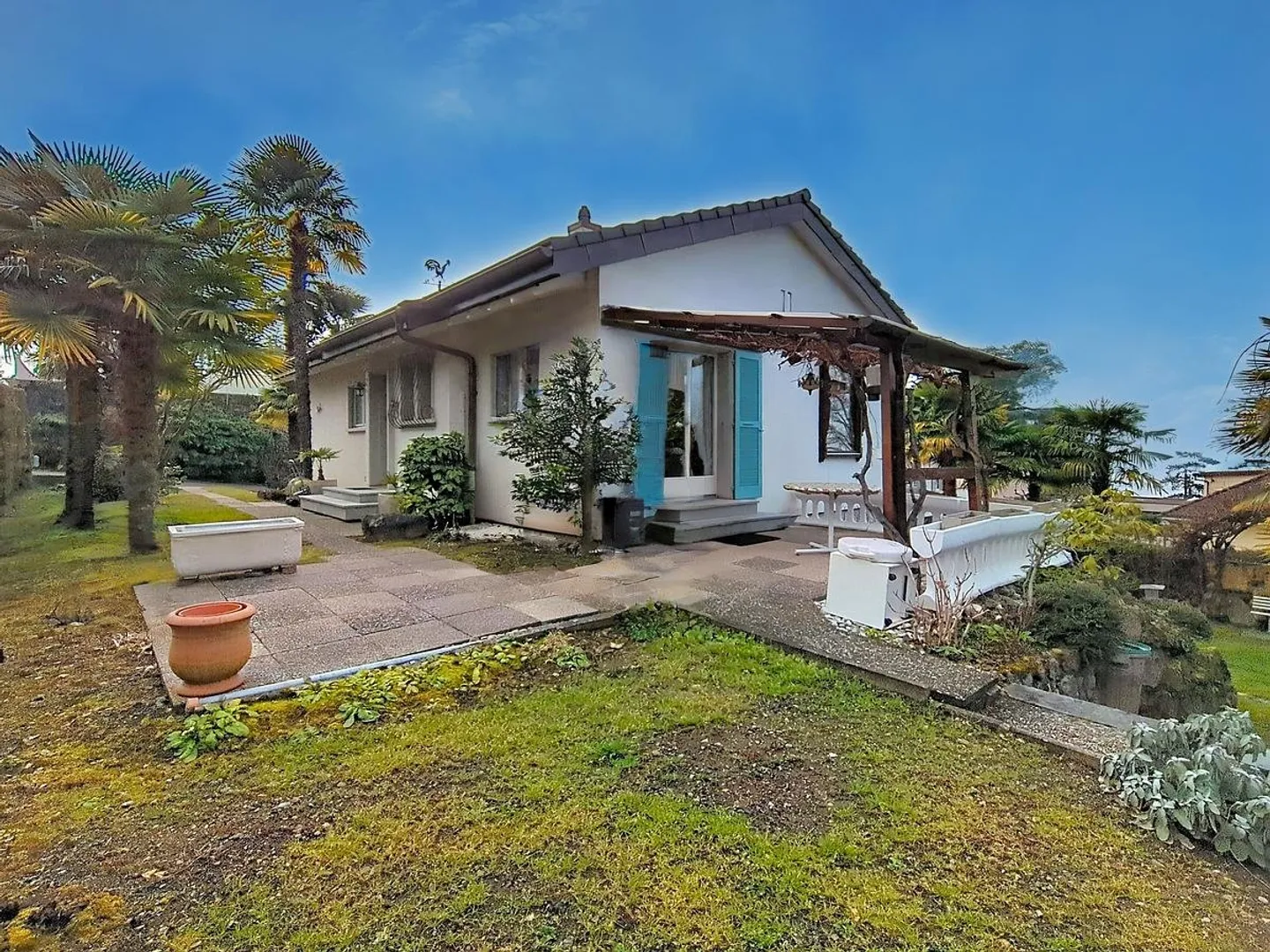 Esclusivo - Casa unifamiliare con 7 camere, piscina, giardino e vista lago. Da ristrutturare - Foto 5 di 19