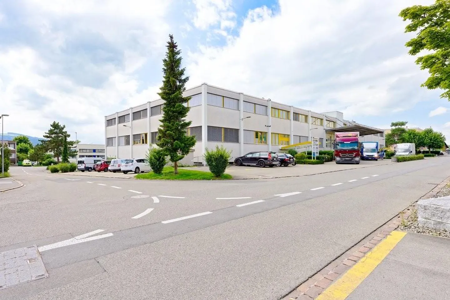 Helle und grosszügige Büro- und Lagerfläche in Hünenberg zu mieten - Foto 1 von 10