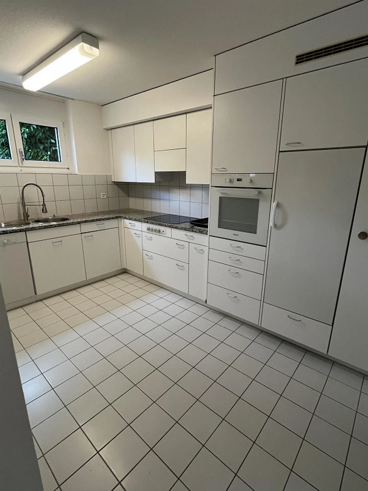 Appartement de jardin 3½ pièces incluant une place de parking de 116 m², jardin privé et deux espaces de sièges - Photo 8 sur 13