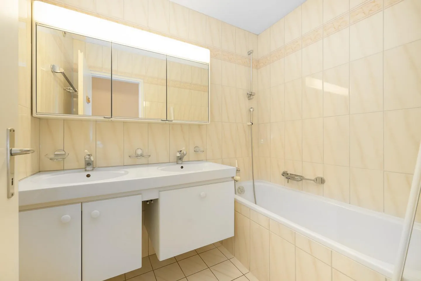 Bright apartment in a preferred location - Photo 8 of 11