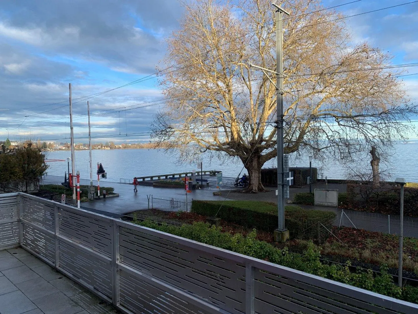 Spacious 4.5 Room Apartment with Lake View - Photo 2 of 12