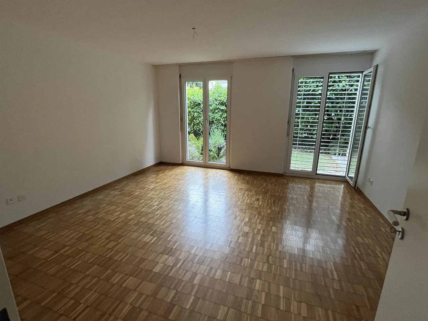 Appartement de jardin 3½ pièces incluant une place de parking de 116 m², jardin privé et deux espaces de sièges - Photo 9 sur 13