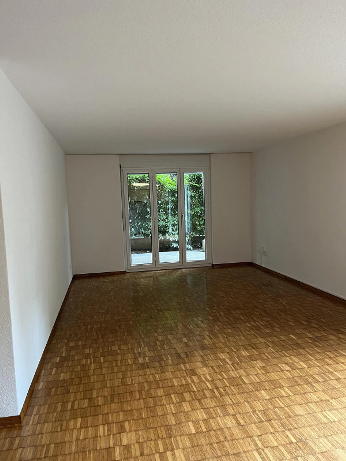 Appartement de jardin 3½ pièces incluant une place de parking de 116 m², jardin privé et deux espaces de sièges - Photo 7 sur 13