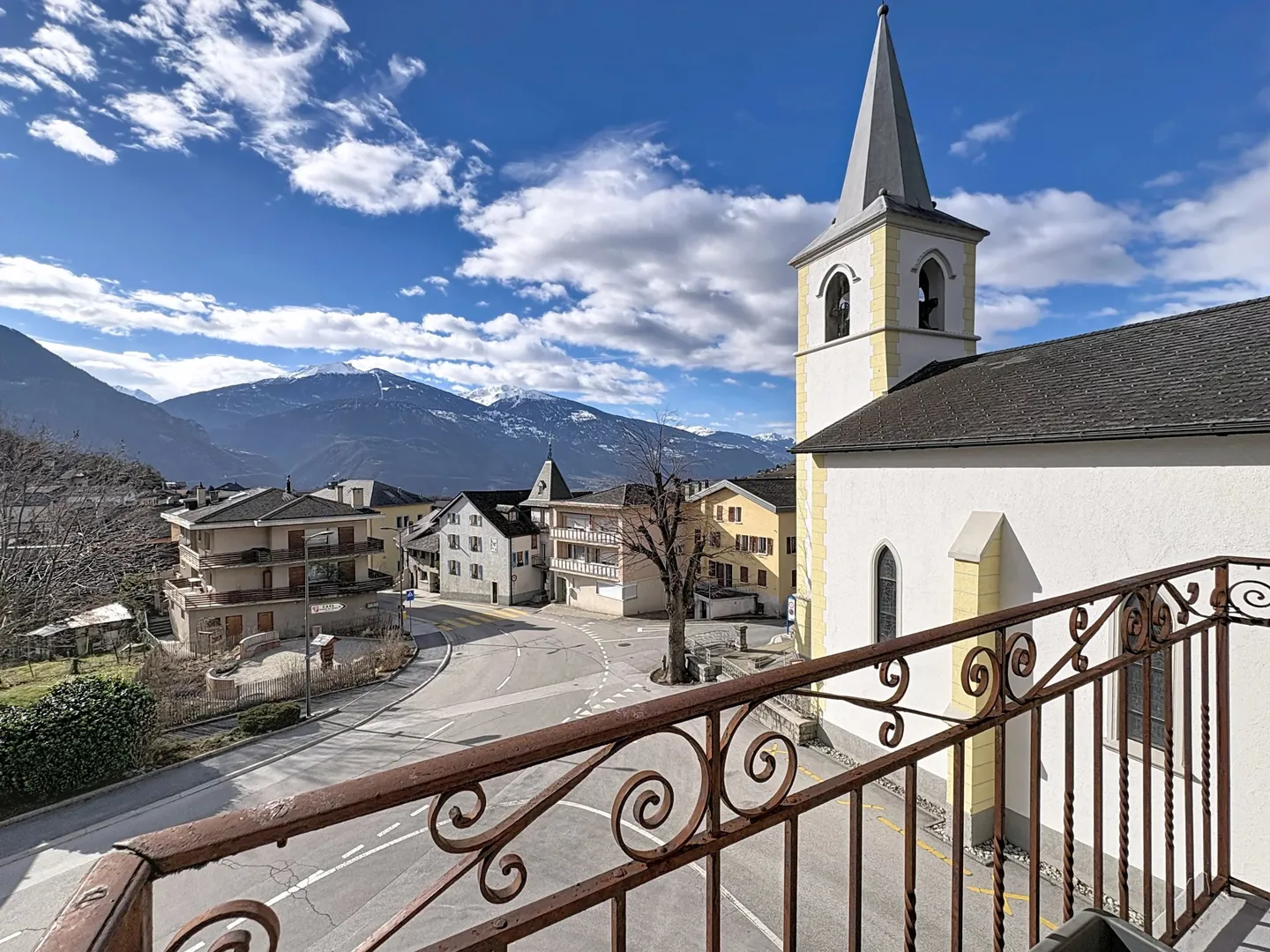 Schöne 4,5 Zimmer mit großer Terrasse in ruhiger Lage - Foto 2 von 13