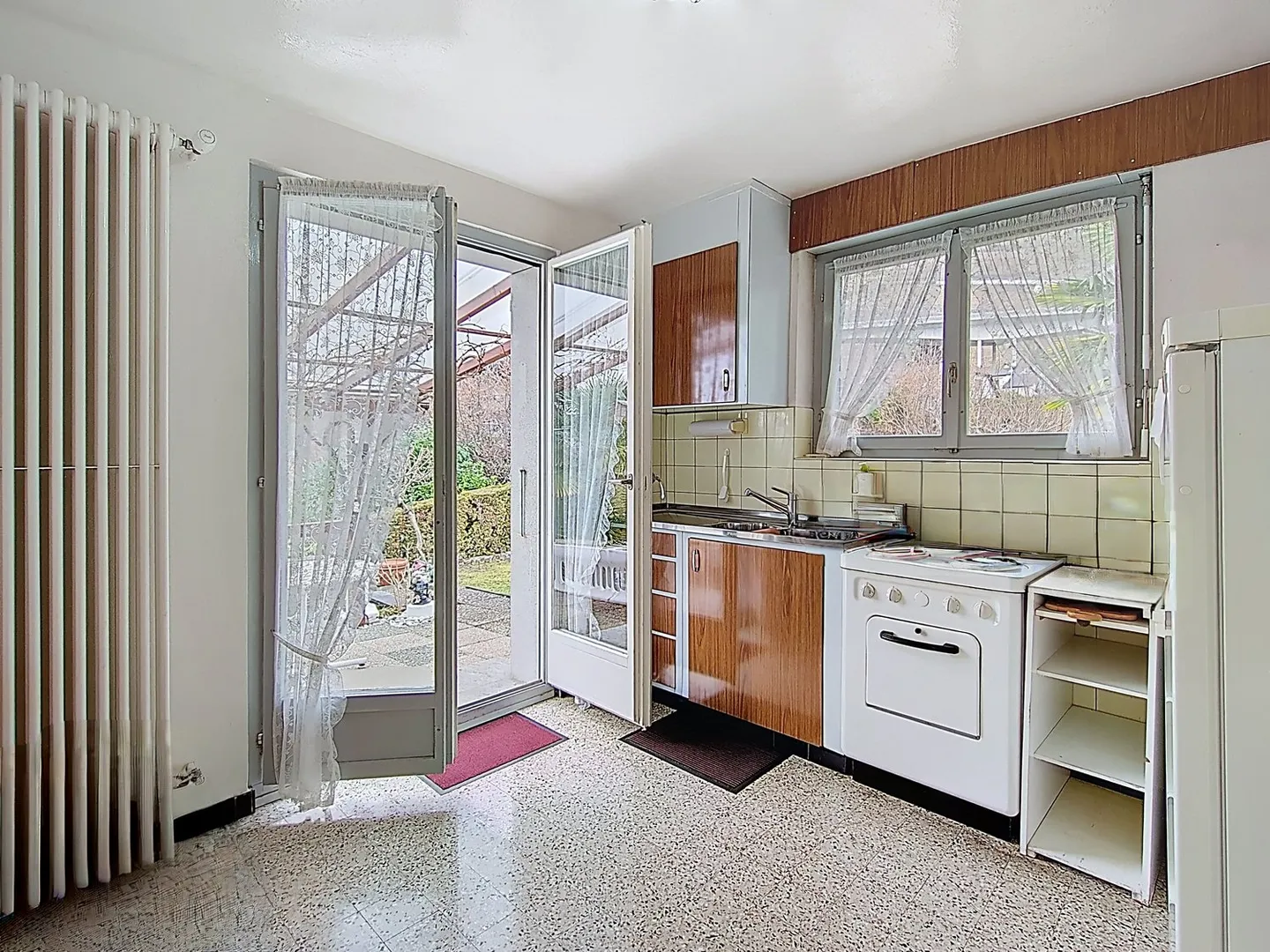 Esclusivo - Casa unifamiliare con 7 camere, piscina, giardino e vista lago. Da ristrutturare - Foto 8 di 19