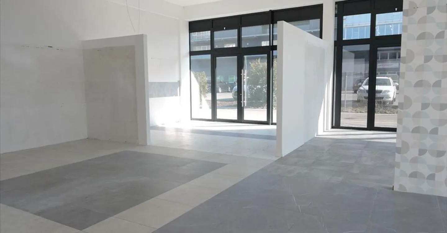 Mixed-use building for rent - Photo 5 of 7