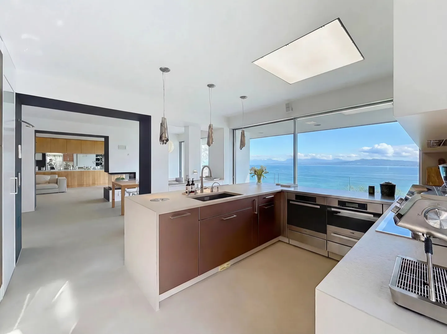 Propriété contemporaine de 600 m² avec vue panoramique sur le lac - Photo 4 sur 15