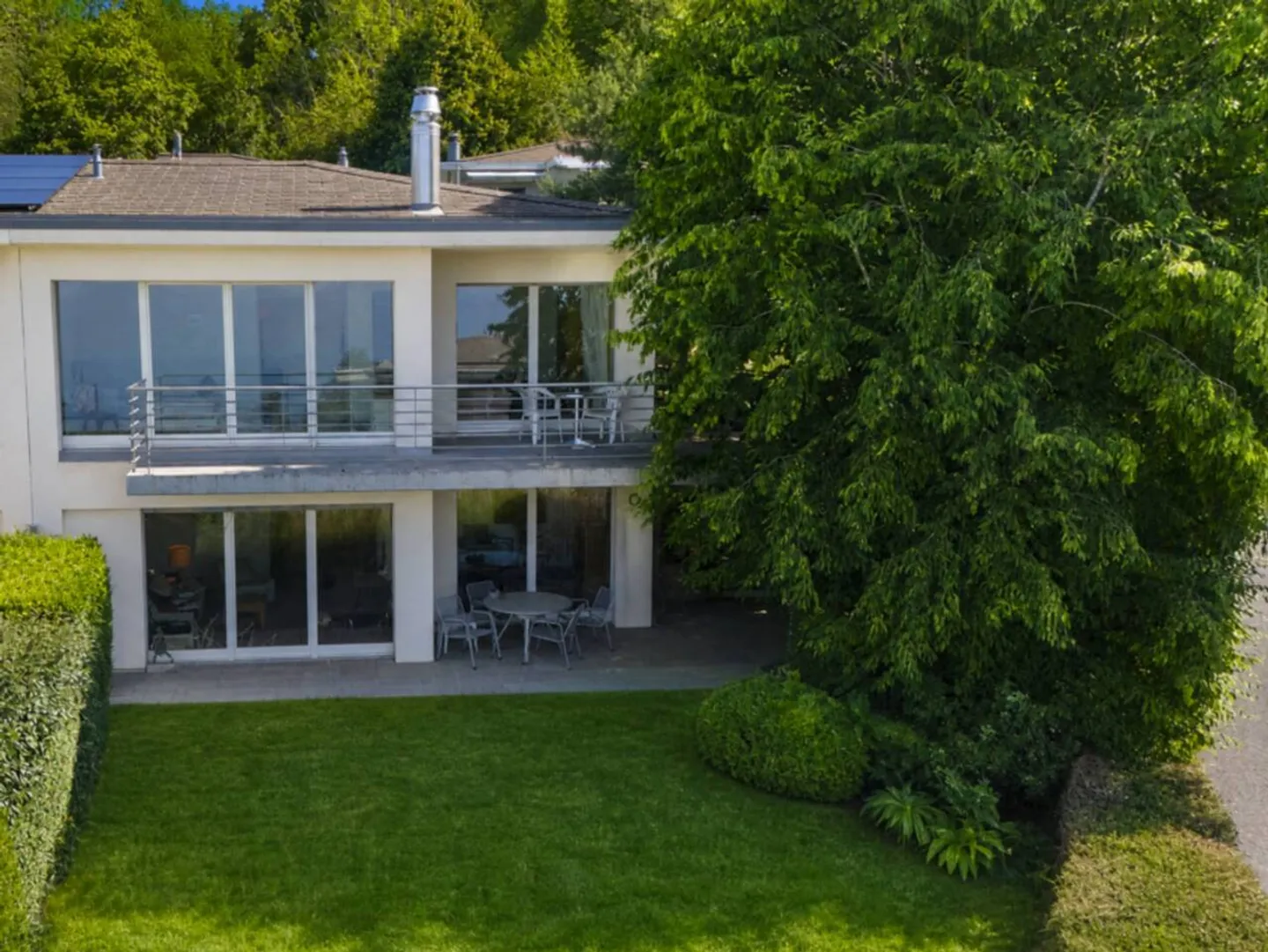 Rara villa bifamiliare con vista mozzafiato sul lago, nel cuore di un quartiere residenziale - Foto 1 di 13